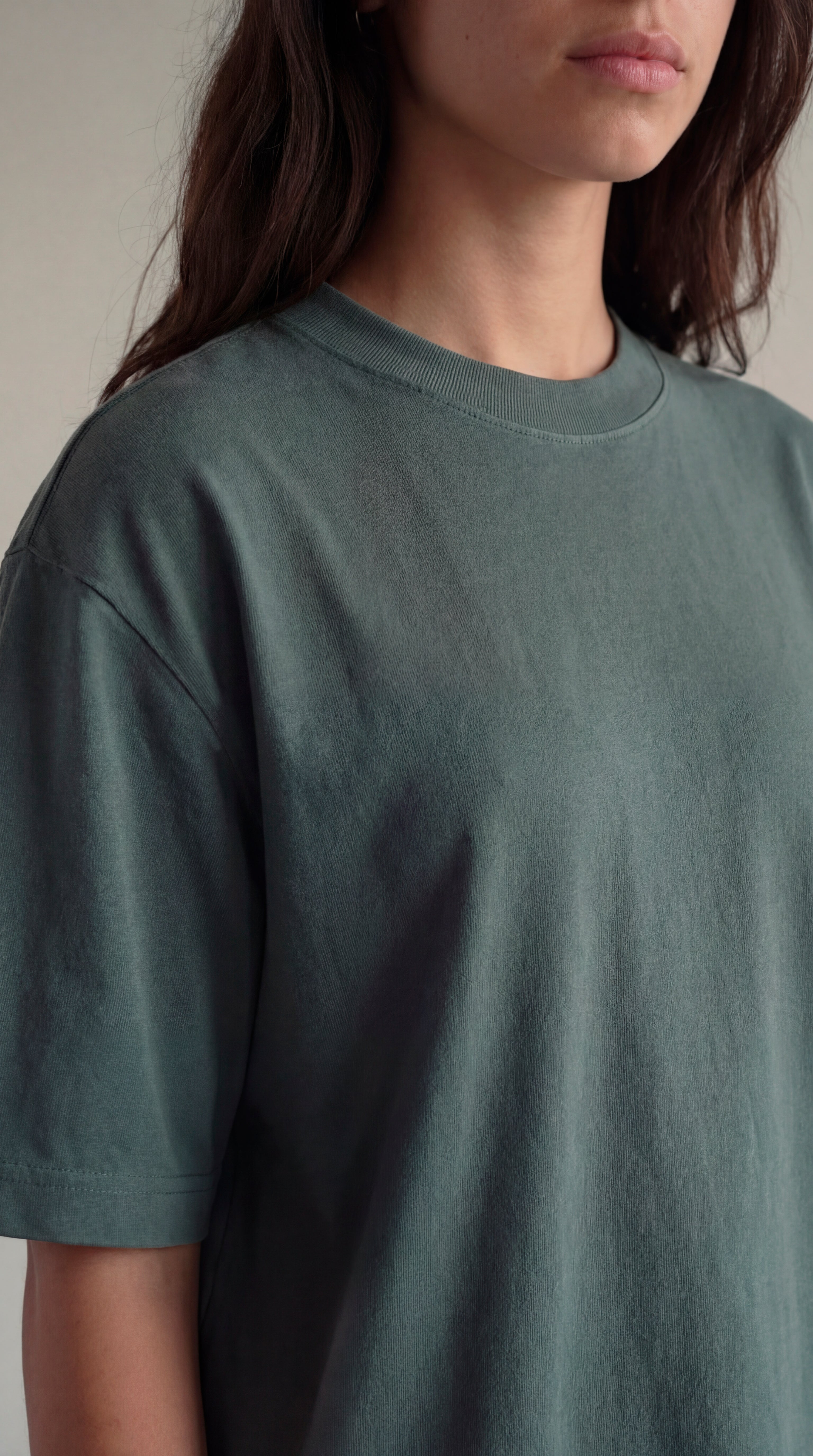 CAMISETA OVERSIZE GRIS PLOMO 250 GRAMOS.