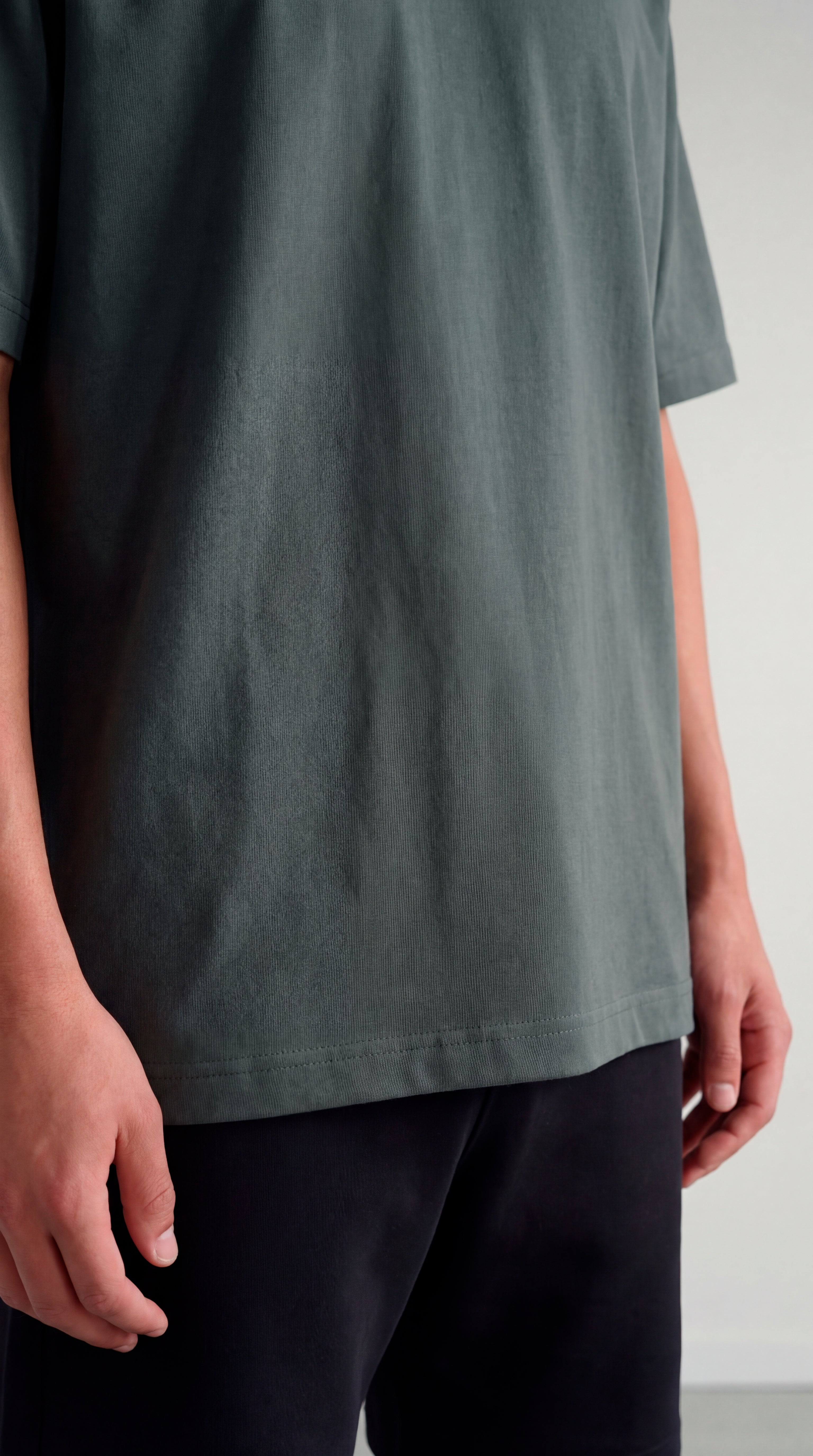 CAMISETA OVERSIZE GRIS PLOMO 250 GRAMOS.