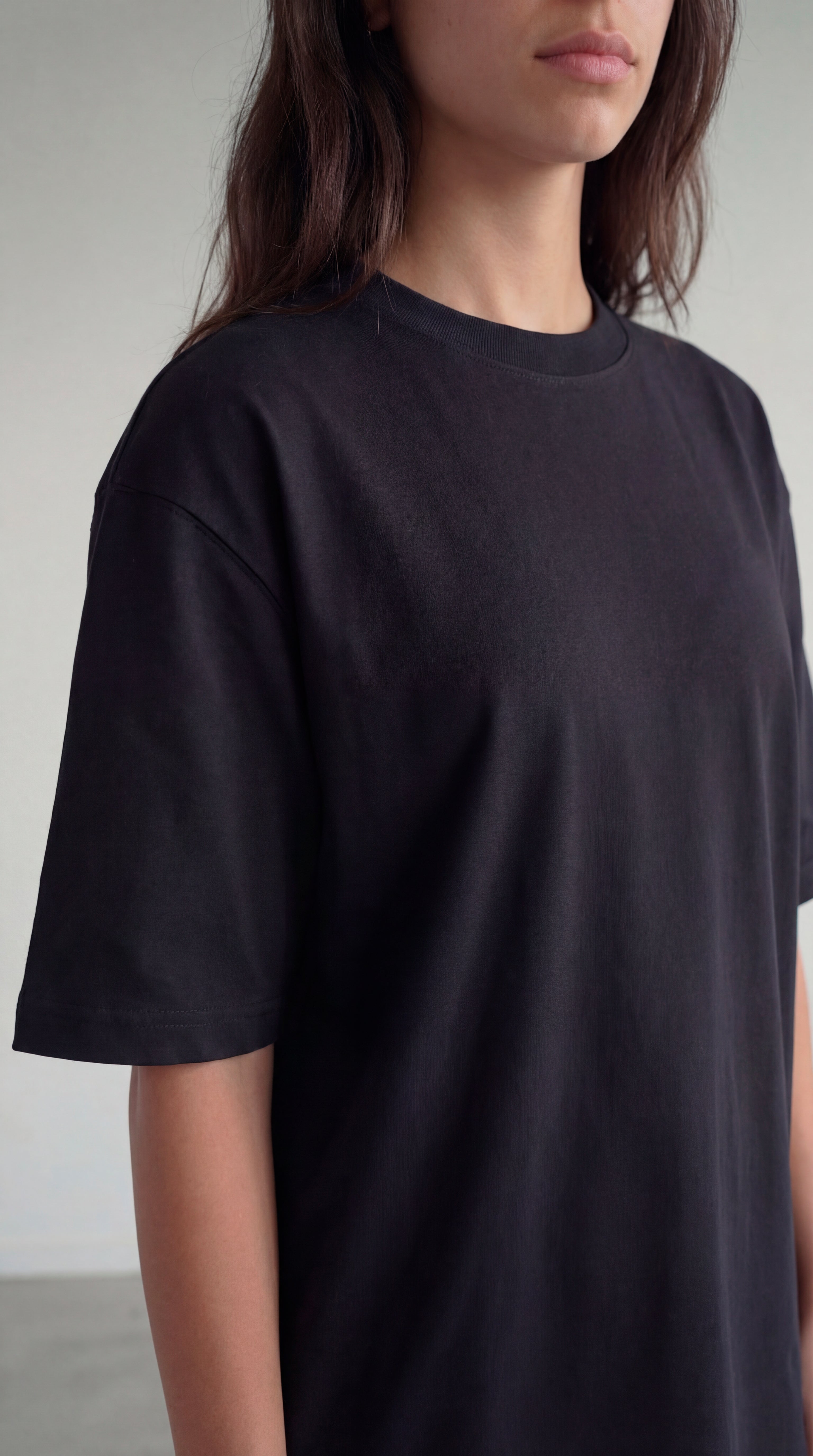 CAMISETA OVERSIZE NEGRO 250 GRAMOS.